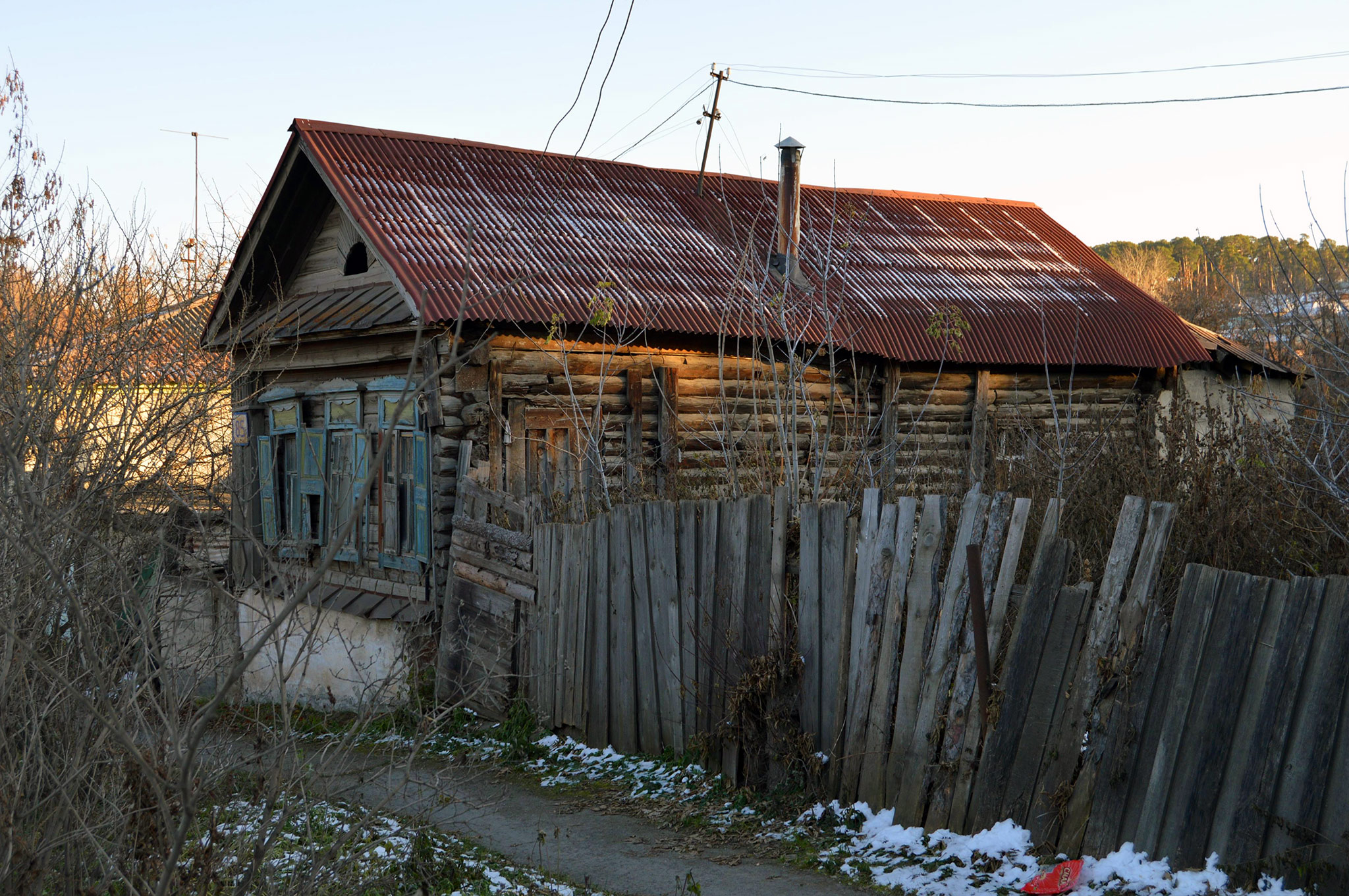 Ленина 85, Каменск-Уральский (Lenin str. 85, Kamensk-Uralskiy). Это по сути уже руины, но в 2023 году ещё стоят.